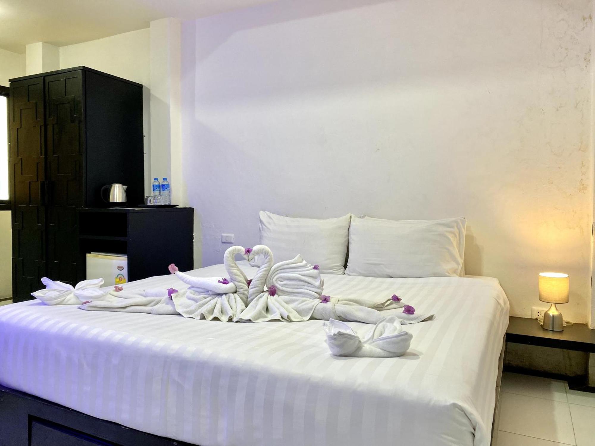Beachwalk Patong Luaran gambar