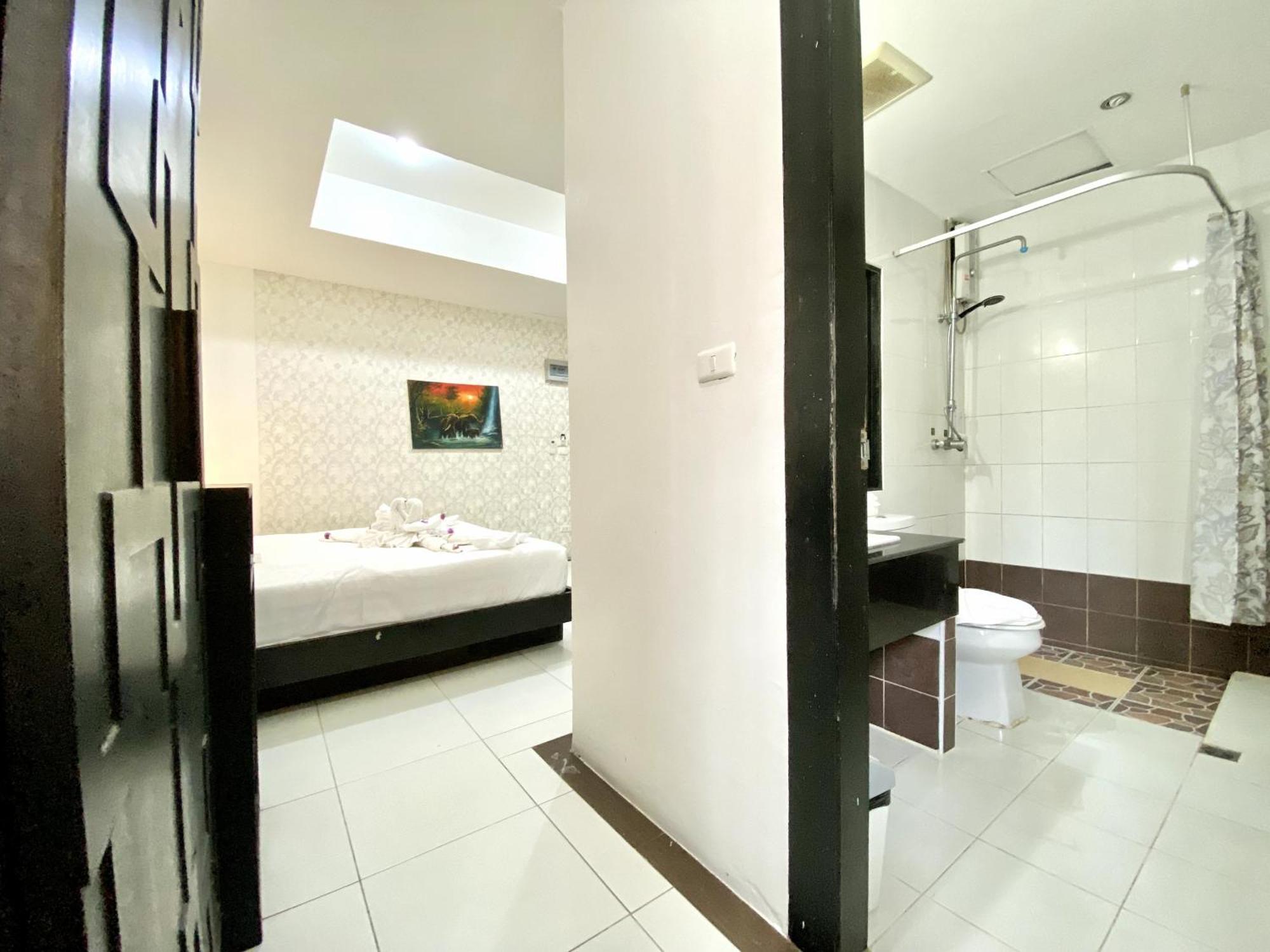 Beachwalk Patong Luaran gambar