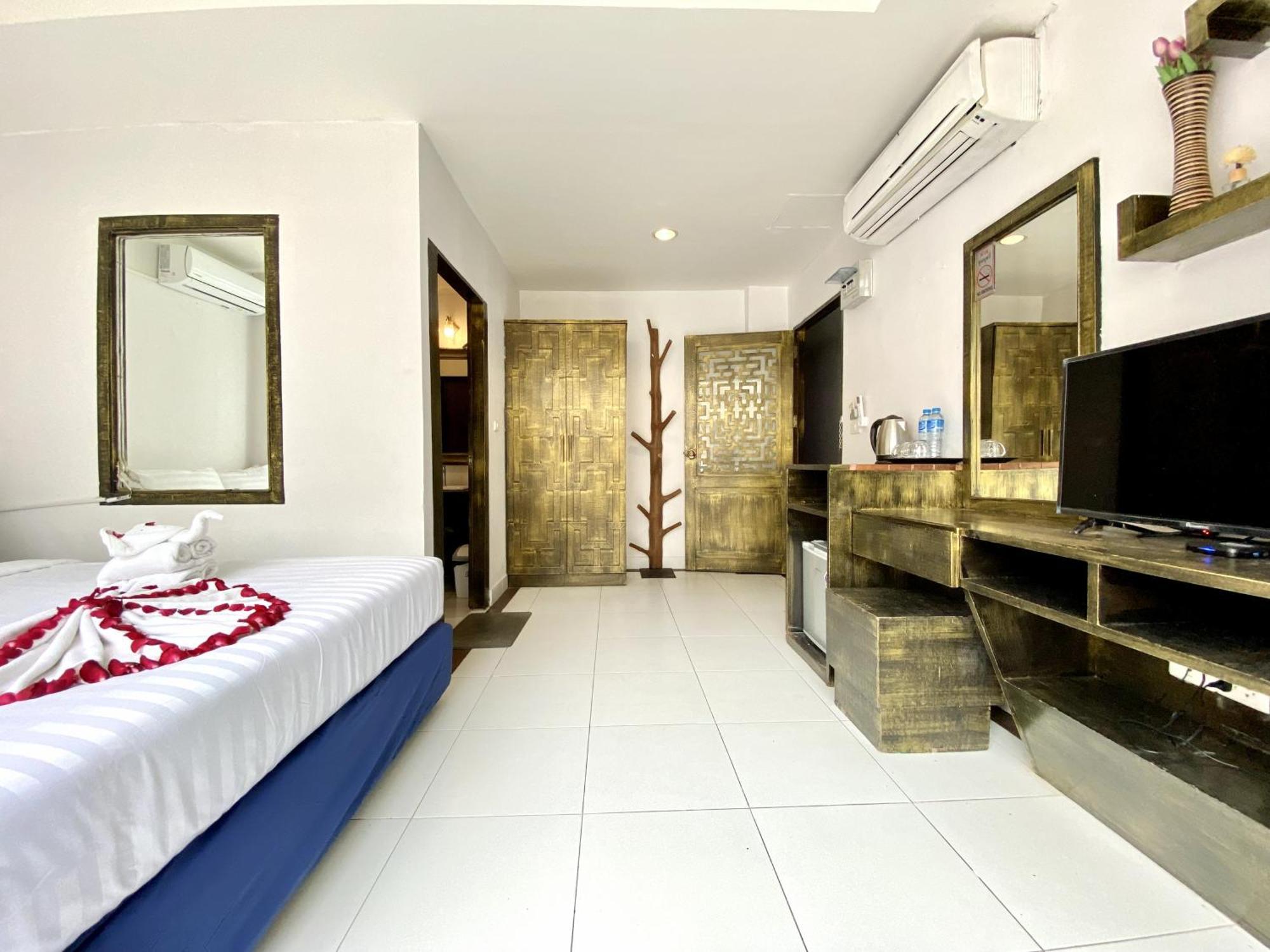 Beachwalk Patong Luaran gambar