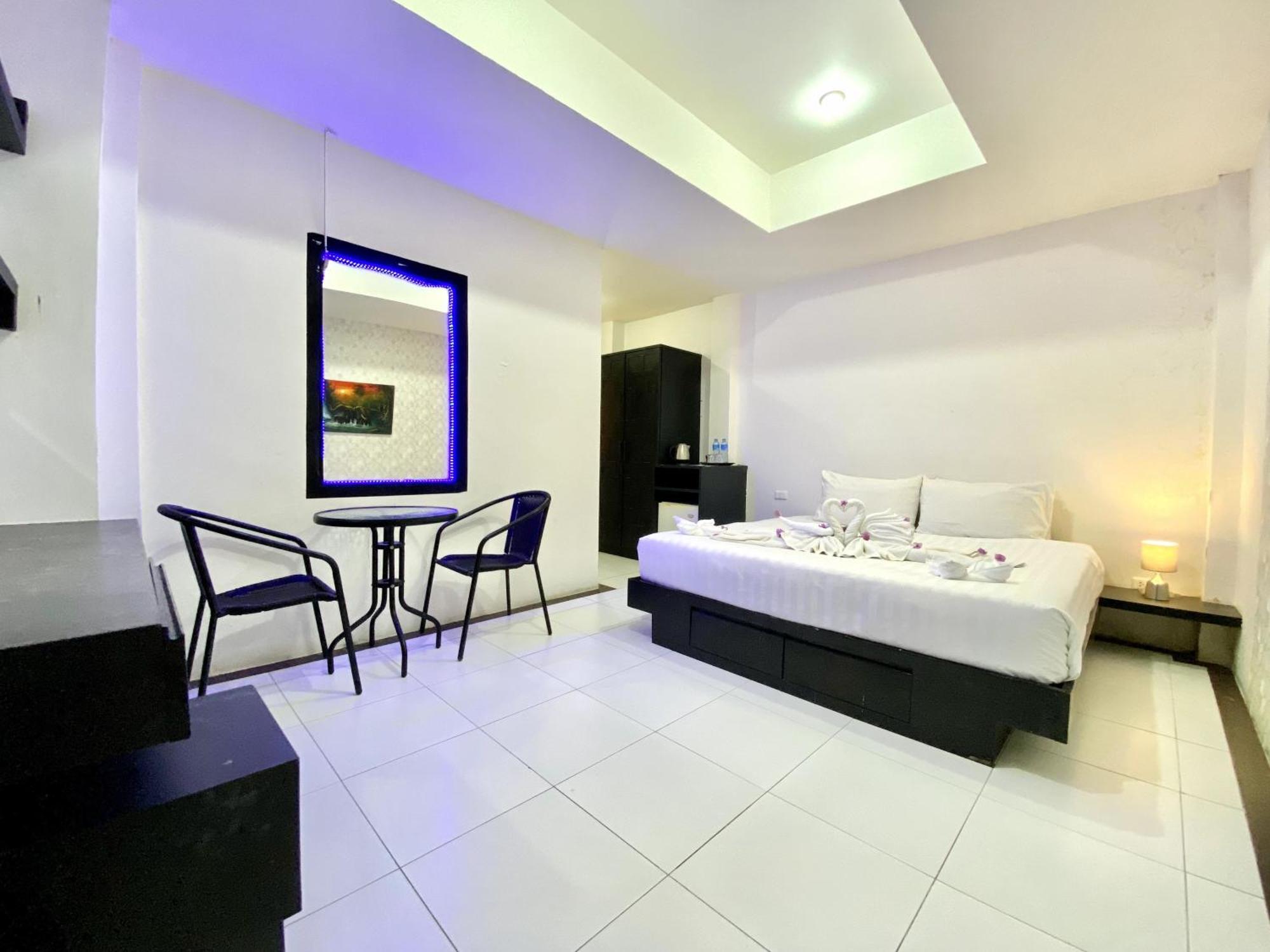 Beachwalk Patong Luaran gambar