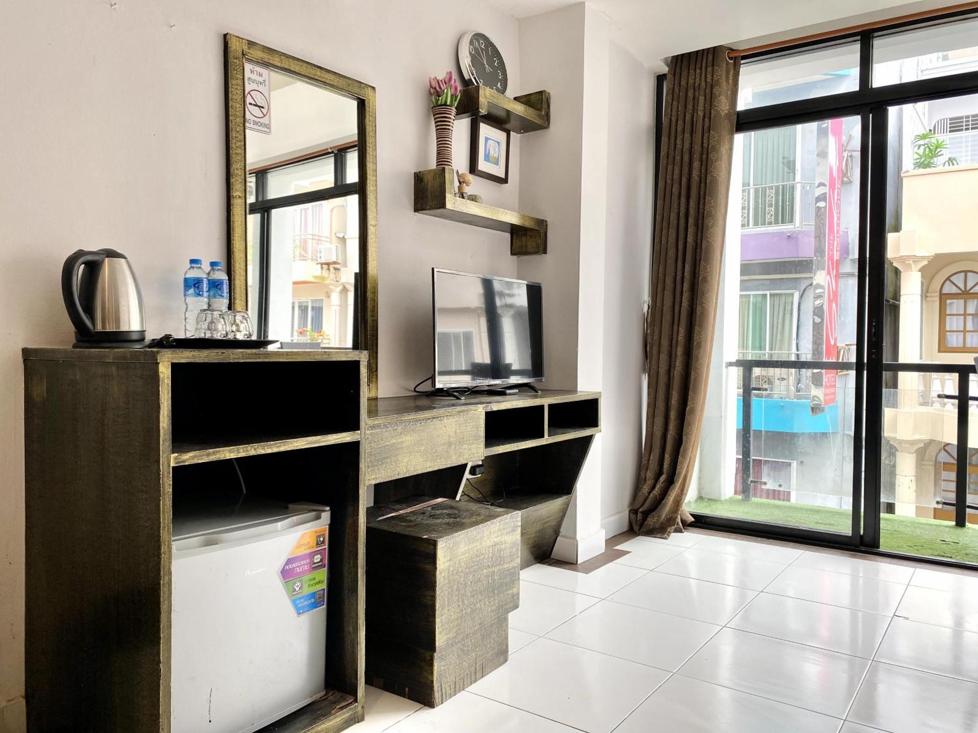 Beachwalk Patong Luaran gambar