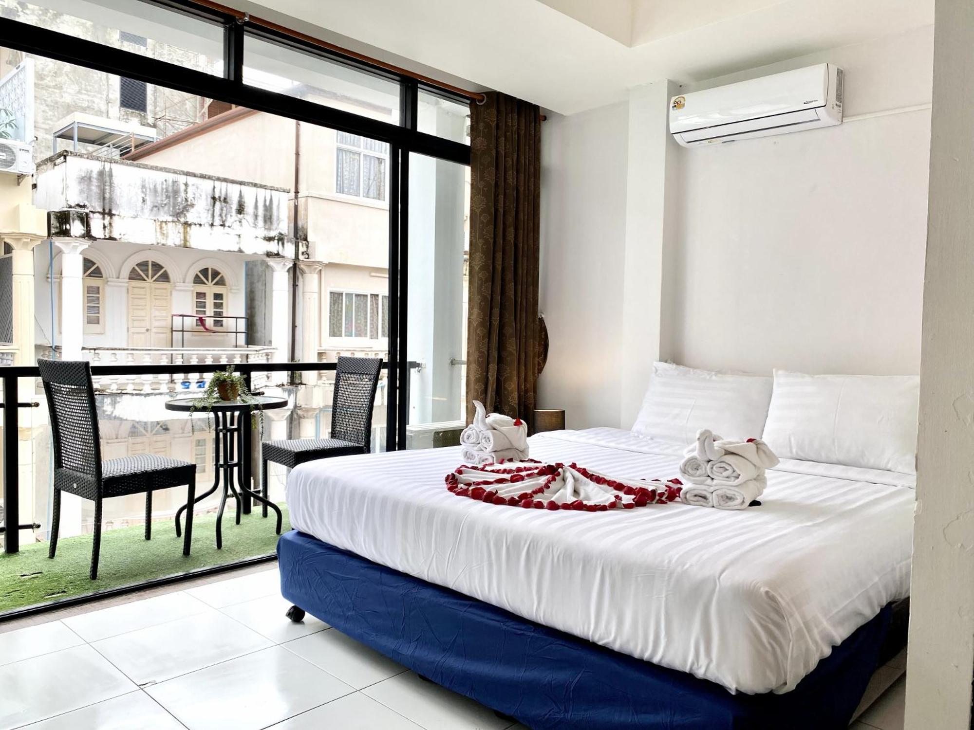 Beachwalk Patong Luaran gambar