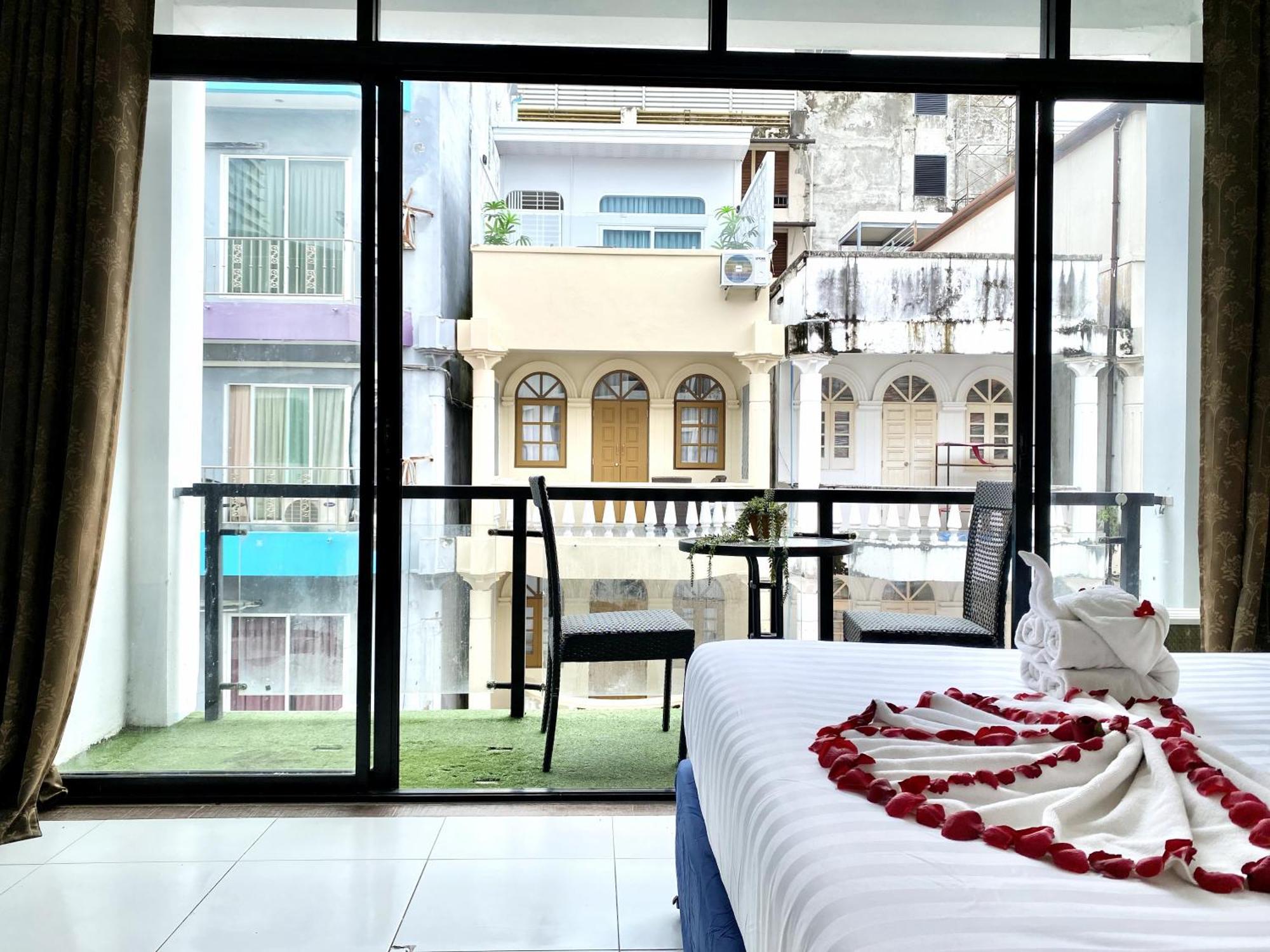 Beachwalk Patong Luaran gambar