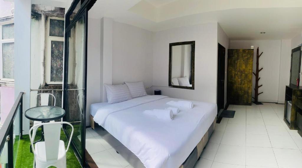 Beachwalk Patong Luaran gambar