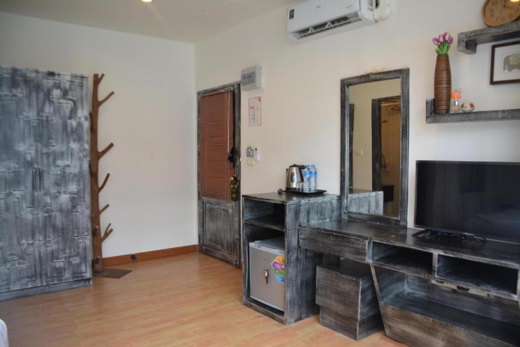 Beachwalk Patong Luaran gambar